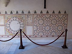 Español: Zócalo mudejár del patio del Castillo de Luna.