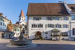 Pamje e kishës së bashku me Gasthausen “Zum Trauben”