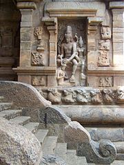Emmarchement desservant l'antichambre, entre sanctuaire et mandapa. Relief, mur sanctuaire : Shiva couronne le vacher Chandesha[18]