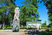 Пам’ятник 62 воїнам – односельчанам, загиблим на фронтах ВВВ Паріївка, біля школи.JPG