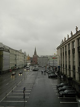 Улица Воздвиженка.Вид в сторону Кремля, справа — здание Российской государственной библиотеки, 2013 год