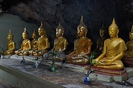 In einer der Höhlen, Wat Khao Bandai It