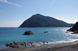 元猿海岸から背平山を望む