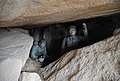 工作員が1月21日に身を潜めた、文殊峰と碑峰の間にある紗帽岩V字型洞窟には、工作員の人形が置かれている