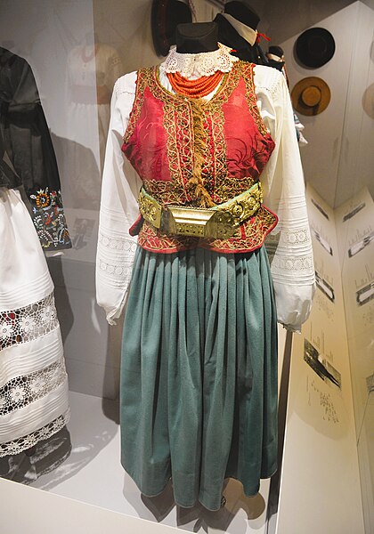 File:02024 0724 Women's outfit from Przeworsk region, at the beginning of the 20th century.jpg