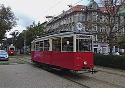 Parada tramwajowa: na czele wagon Konstal N nr 167H