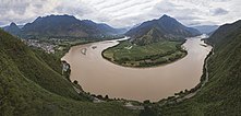 Першы паварот ракі ля Шыгу (石鼓), Юньнань-Гуйчжоўскае нагор’е, дзе рака паварочвае на 180 градусаў з поўдня на поўнач