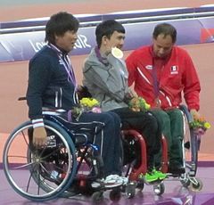 Cérémonie des vainqueurs des Jeux paralympiques de 2012 au 200 m T52 hommes.jpg