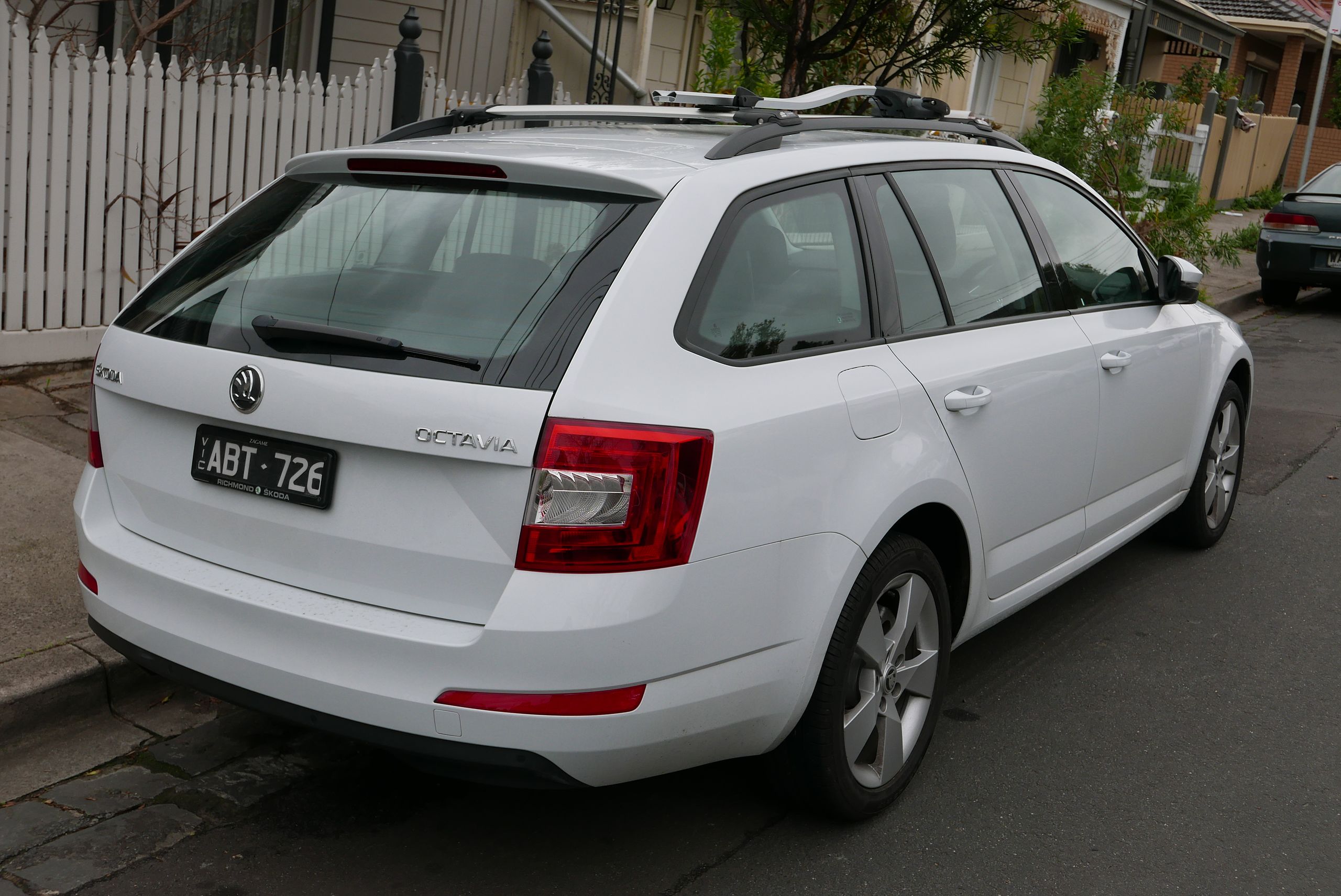 File:2014 Škoda Octavia (5E MY14) 103TSI Ambition Plus station