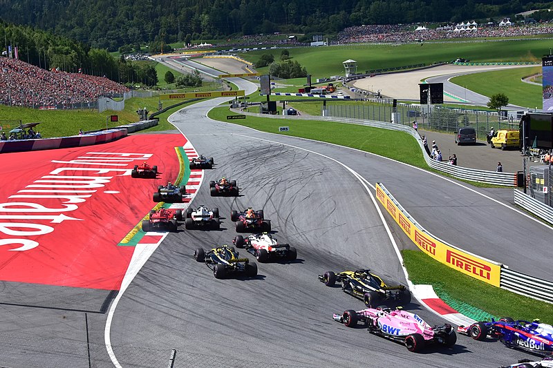 Archivo:2018 Austrian Grand Prix turn 1 (43147259711).jpg