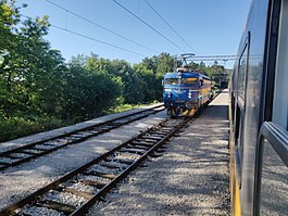 2020-07-05 HŽ 1141 377 di Šapjane stasiun kereta api dari Regiojet 1047 Praha untuk Rijeka.jpg