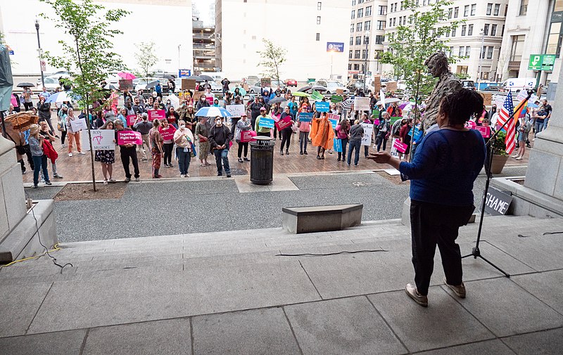 File:220503 RoeVWade Rally Pittsburgh-53036 (52048964803).jpg