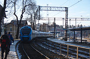 Elektryczny Zespół Trakcyjny Impuls 35WE-007 Kolei Śląskich jako pociąg KŚ99015/KŚ99022 Skalnica wjeżdża do Zwardonia.