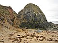 Rocher dans la partie orientale de la plage des Grands Sables.