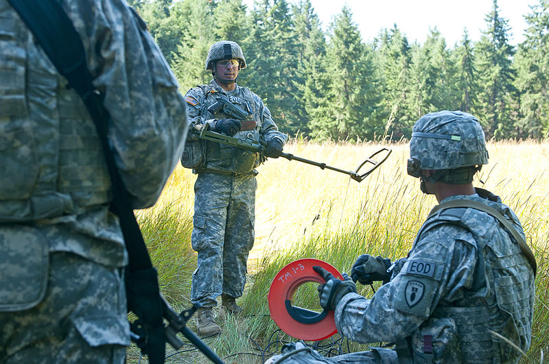 File:710th EOD Company builds teams for deployment 120904-A-KH311-153.jpg