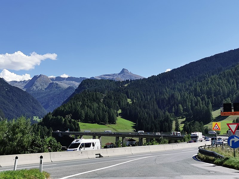 File:AUT — Land Tirol — Bezirk Innsbruck-Land — Gemeinde Gries — Nähe Vinaders (Brenner Autobahn A 13 in südliche Richtung gesehen) 2021.jpg