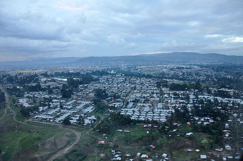 File:Addis Ababa aerial approach 2009-08-27 15-26-13.jpg