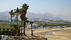 Strand von Qurum mit dahinterliegendem Feuchtgebiet