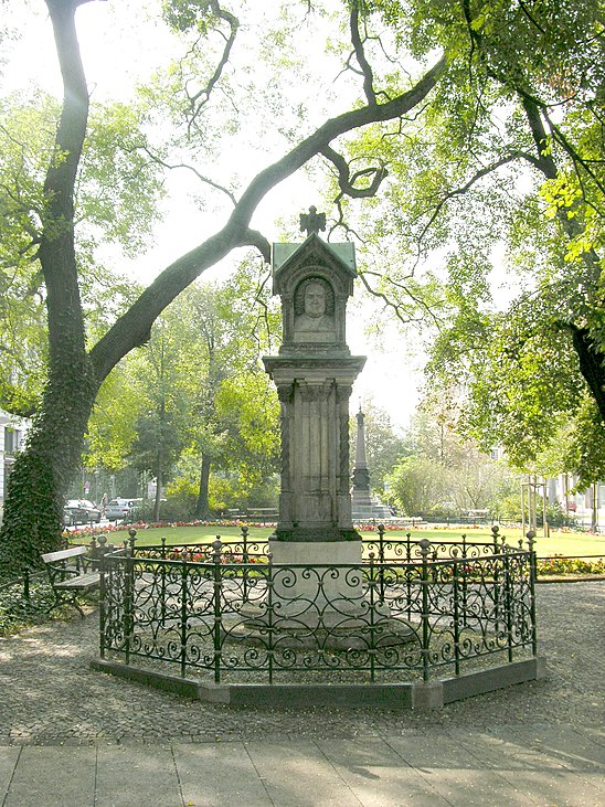 Старинный памятник. Старый памятник Баху в Лейпциге. Памятники Баха в Германии. Композитор Бах памятник. Бах в Дрездене.