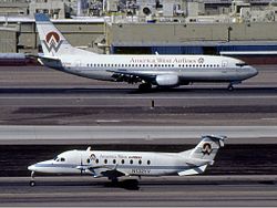 Boeing 737-3G7 компании America West Airlines и Beech 1900D компании America West Expressruen в аэропорту Скай-Харбор