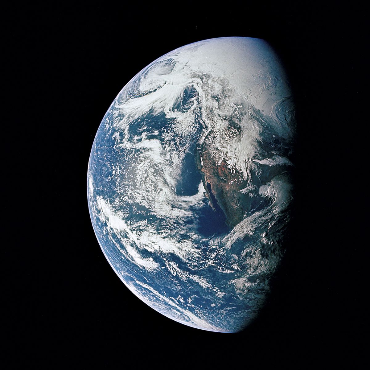 https://upload.wikimedia.org/wikipedia/commons/thumb/e/e9/Apollo_13_-_Earth_during_journey_home.jpg/1200px-Apollo_13_-_Earth_during_journey_home.jpg