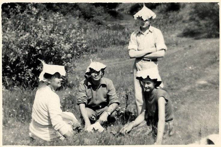 File:Armand Vetulani and Masłowski Family, Mierzwice on the Bug river, 1956.jpg