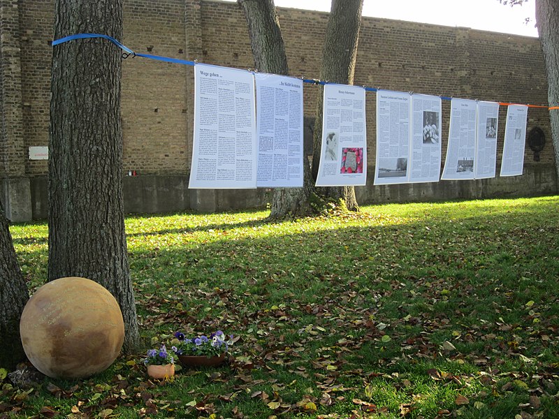 File:Ausstellung mit Gedenkkugel 2022.jpg