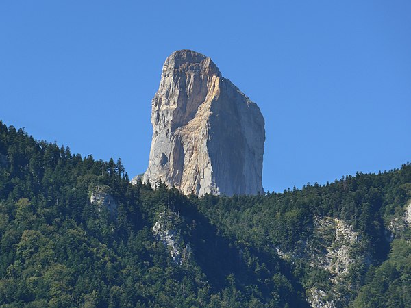 9 mai : Le Mont-Aiguille dans la RNN des hauts-plateaux du Vercors, par Celeda.