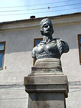 Bustul lui Avram Iancu din Baia de Criș în fața fostei clădiri a Prefecturii Comitatului Țării Zarandului (monument istoric)