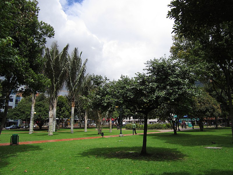 File:Barrio Chicó Parque de la calle 93.JPG