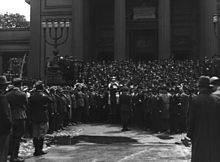 Rabbi Baruch Steinberg before Warsaw Great Synagogue (1933), reading roll call of the fallen, organized by Union of Jewish Fighters for Polish Independence Baruch Steinberg Wielka Synagoga na Tlomackiem.jpg