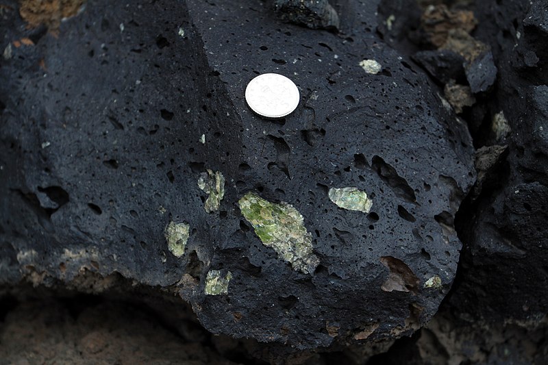 File:Basaltic lava with olivine, Lanzarote, June 2013.jpg