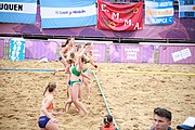 Deutsch: Beachhandball bei den Olympischen Jugendspielen 2018; Tag 6, 12. Oktober 2018; Mädchen, Hauptrundenspiel – Ungarn-Niederlande 2:1 English: Beach handball at the 2018 Summer Youth Olympics at 12 October 2018 – Girls Main Round – Hungary-Netherlands 2:1