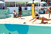 Deutsch: Beachvolleyball bei den Olympischen Jugendspielen 2018; Tag 9, 15. Oktober 2018; Mädchen, Viertelfinale: USA-Spanien 2–1 (21–19/17–21/15–9) English: Beach volleyball at the 2018 Summer Youth Olympics at 15 October 2018 – Girls Quarterfinals: USA-Spain 2–1 (21–19/17–21/15–9)