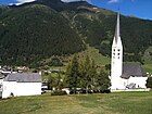 Beide ref. Kirchen in Zernez: links San Bastian, rechts die Hauptkirche