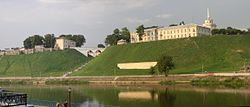 A Nyeman fölé magasodó hrodnai Új kastély, tőle balra a középkori eredetű Régi kastély