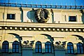 ミンスクの建物に飾られたベラルーシの国章
