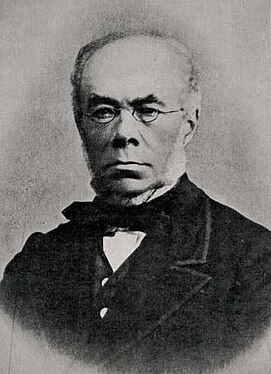 Portrait d'un homme portant des lunettes.