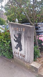 Meilenstein mit Inschrift Berlin, Wappentier Berliner Bär, 641 km