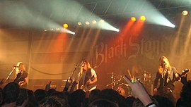 Black Stone Cherry ve vystoupení v Portsmouthu v Anglii.  (2009)