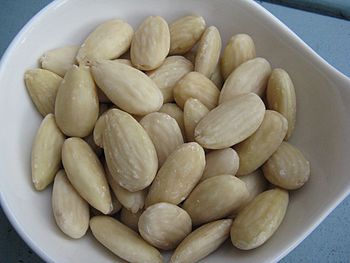 English: Blanched almonds. Gaelg: Almonyn gial...