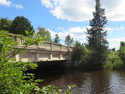 Jembatan di atas West Cabang Escanaba Sungai, Wells Township, Marquette County, Michigan.JPG