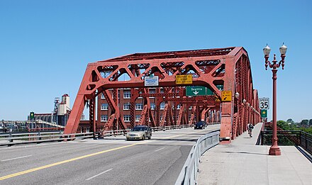 The Broadway Bridge in 2009, prior to the installation of streetcar tracks