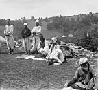 Бошњаци чине молитву на отвореном, око 1906. год.