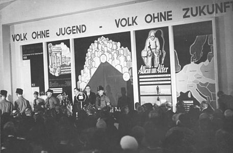 Inauguració de l'exposició Die Frau, Frauenleben und -wirken in Familie, Haus und Beruf (La dona, la vida i el treball de les dones a la família, a casa i a la feina) al Kaiserdamm, el 18 de març de 1933, amb el ministre de propaganda Joseph Goebbels