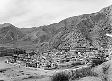 Sera Monastery in 1938 Bundesarchiv Bild 135-KA-09-028, Tibetexpedition, Blick auf Kloster Sera.jpg