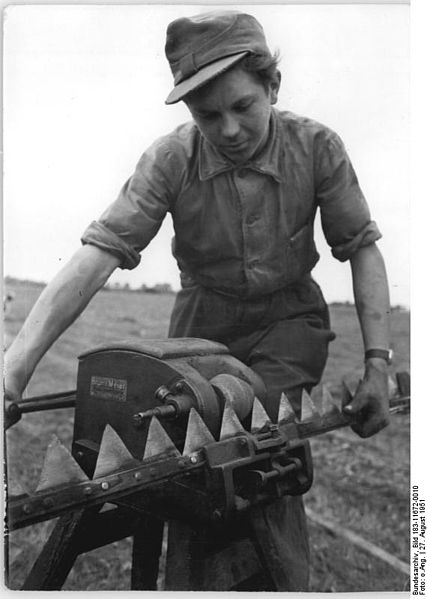 File:Bundesarchiv Bild 183-11672-0010, Kemberg, Schärfen einer Mähmaschine.jpg