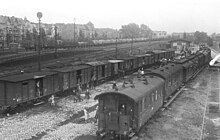 Rangierbahnhof Berlin-Pankow, 1946; im Vordergrund die Ladestraße I mit einem Umsiedlertransport, dahinter die Hauptgleise 10 und 11, anschließend die Einfahrgleise 12 bis 16, die auch als Abdrückgleise über den Ablaufberg dienten und im Hintergrund die Granitzstraße