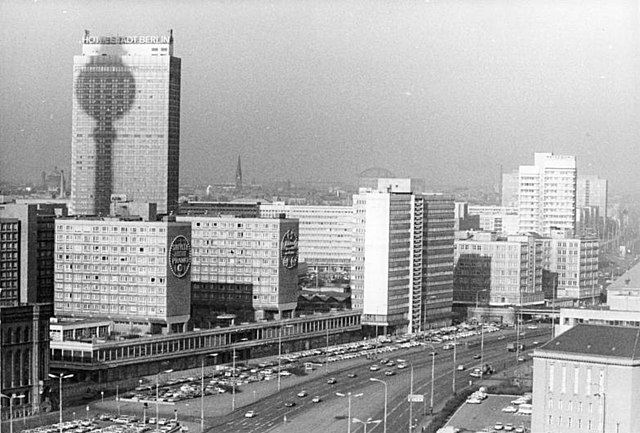 File:Bundesarchiv Bild 183-Z0310-041, Berlin, Stadtzentrum, Hotel Stadt  Berlin.jpg – Travel guide at Wikivoyage