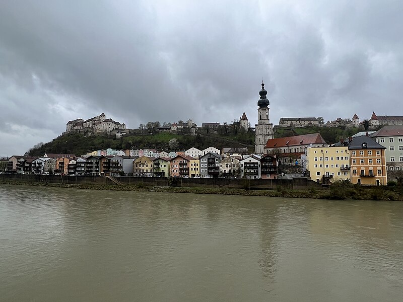 File:Burghausen-Burgblick von Hochburg-Ach Österreich 11.jpg